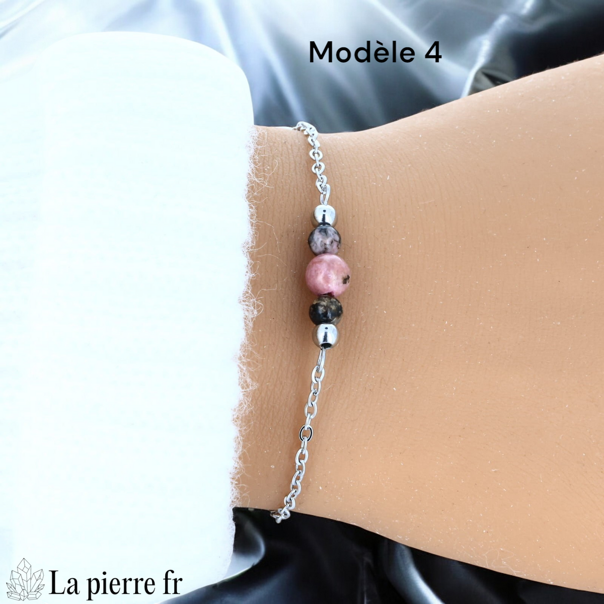 Bracelet rhodonite perle centrale 6 mm encadrée de deux perles 4 mm, finition argentée