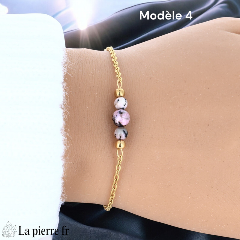Bracelet rhodonite perle centrale 6 mm encadrée de deux perles 4 mm, finition dorée
