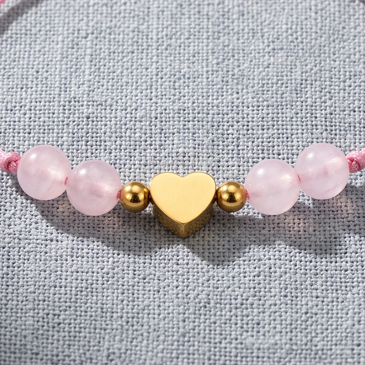 Gros plan sur les perles du bracelet pierre rose femme CÂLINE®