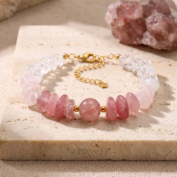 Bracelet quartz fraise et quartz rose sur chaîne dorée, idée cadeau femme, posé sur un bloc de travertin