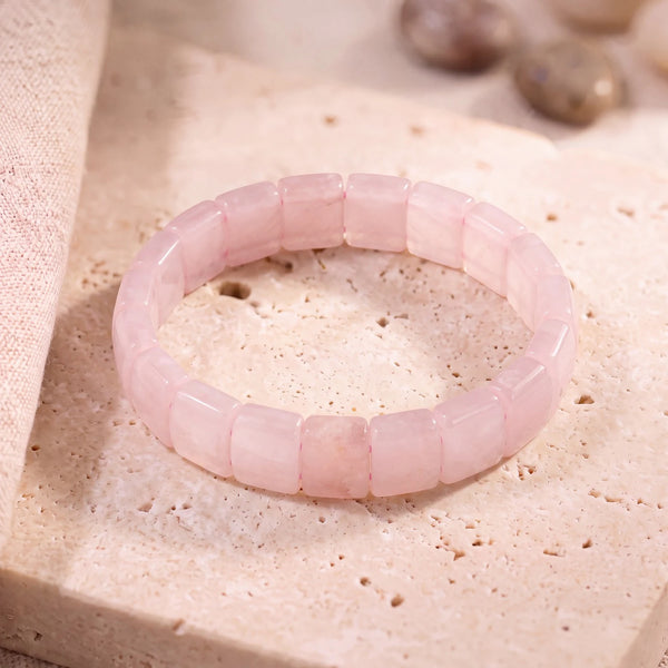 Bracelet quartz rose en plaques plates de 14 mm, pierre rose poudrée posée sur du travertin