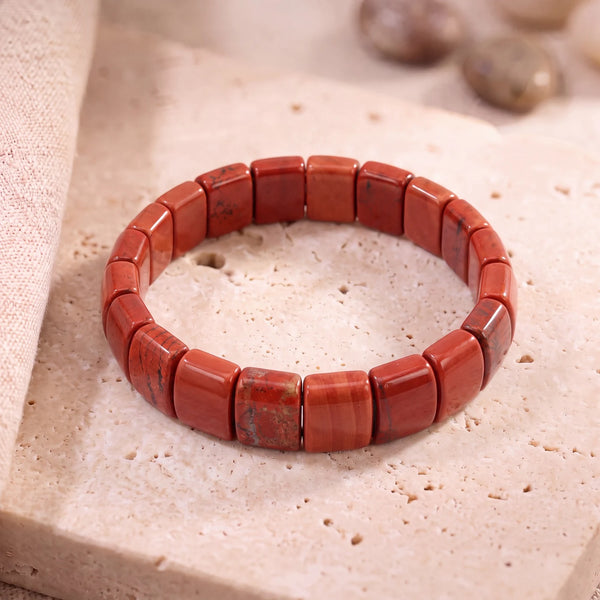 Bracelet jaspe rouge homme en plaques plates de 14 mm, pierre rouge brique sur une dalle de travertin