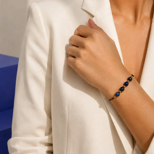 Bracelet sodalite ALTÉA® porté au poignet d'une femme