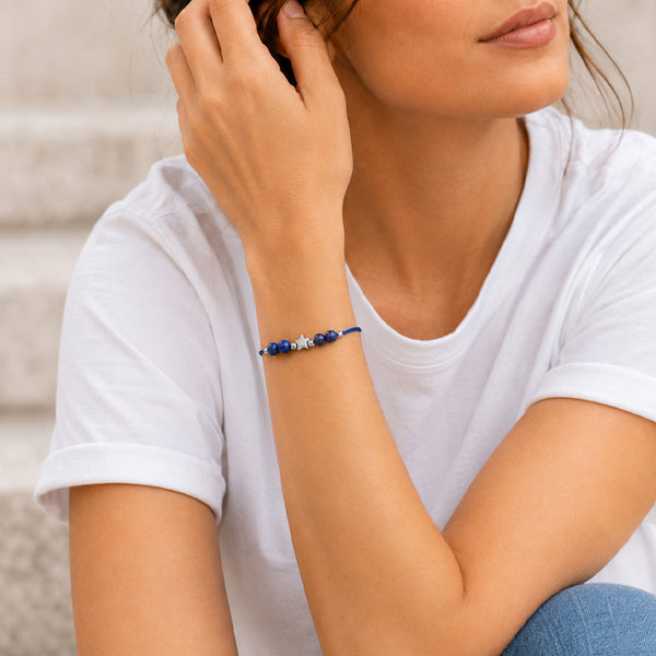 Bracelet pierre naturelle sodalite porté au poignet d'une femme, cordon bleu et étoile argentée ÉTOILE®