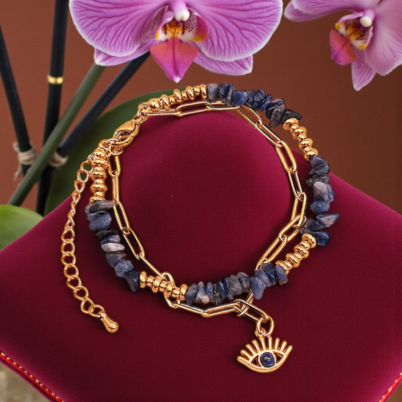 Gros plan de la breloque mauvais œil sertie de sodalite et des éclats de pierre du bracelet OCULUS®