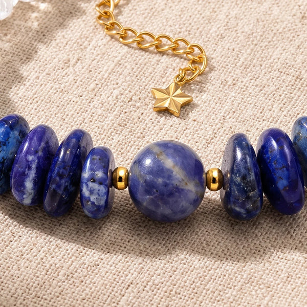 Gros plan sur les pierres du bracelet en lapis-lazuli CÉLIA®, perles dorées et breloque étoile