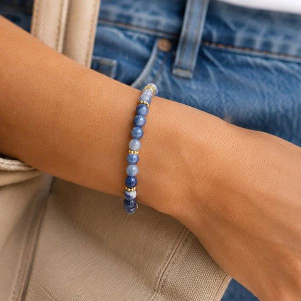 Bracelet sodalite ORÉLIA® porté au poignet d'une femme