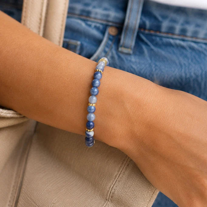 Bracelet sodalite ORÉLIA® porté au poignet d'une femme