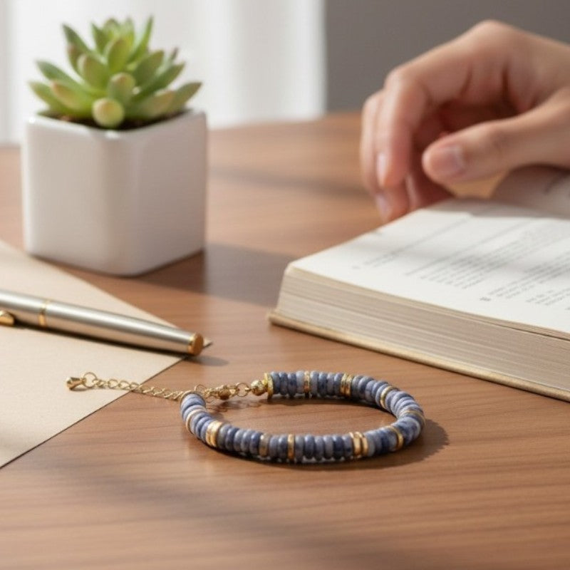 Gros plan des perles plates 6 mm en sodalite du bracelet DISQUE®, bleu marine veiné de blanc