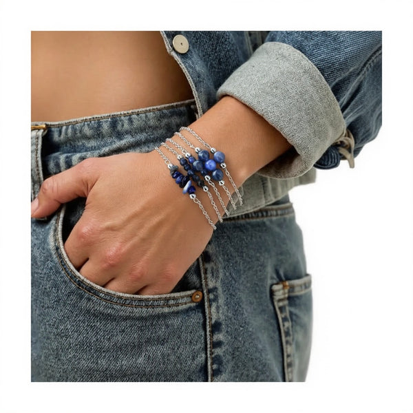 Bracelet en sodalite et chaîne argentée, vue d'ensemble