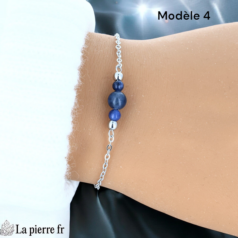 Bracelet sodalite perle centrale 6 mm encadrée de deux perles 4 mm, finition argentée