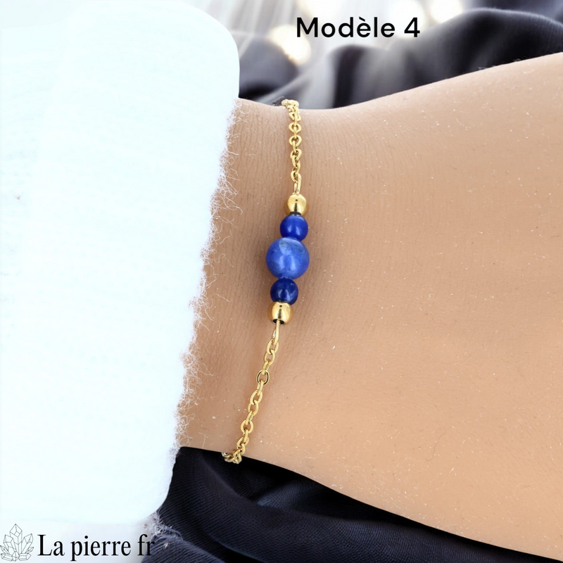 Bracelet sodalite perle centrale 6 mm encadrée de deux perles 4 mm, finition dorée