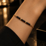 Bracelet Spinelle Noir FILÉA®, Perles Facettées Brillantes et Chaîne Fine Dorée