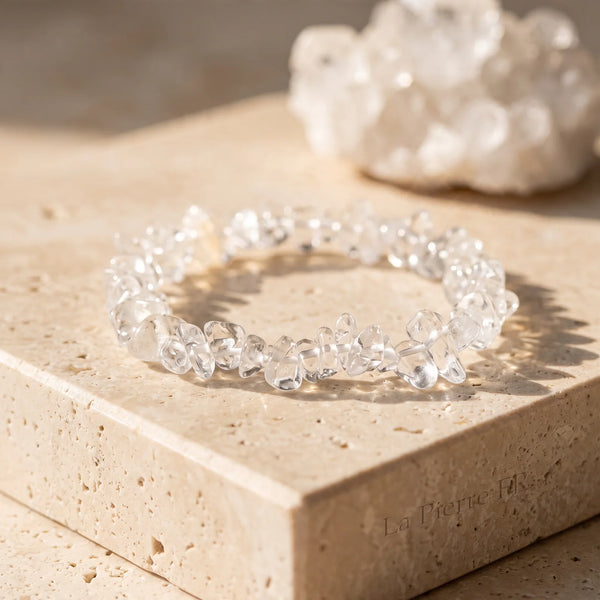 Bracelet cristal de roche en pépites transparentes, quartz clair véritable sur travertin