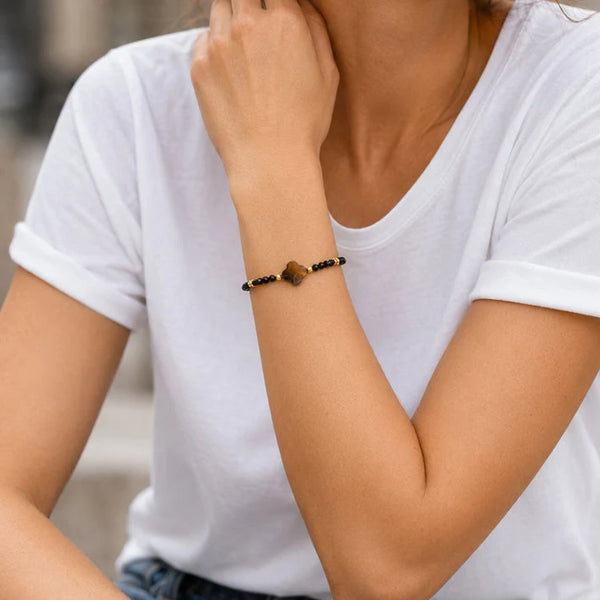 Bracelet trèfle 4 feuilles TRÉFLIA® porté au poignet d'une femme