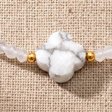 Bracelet Howlite TRÉFLIA®, Trèfle Blanc et Cristal de Roche, Chaîne Dorée
