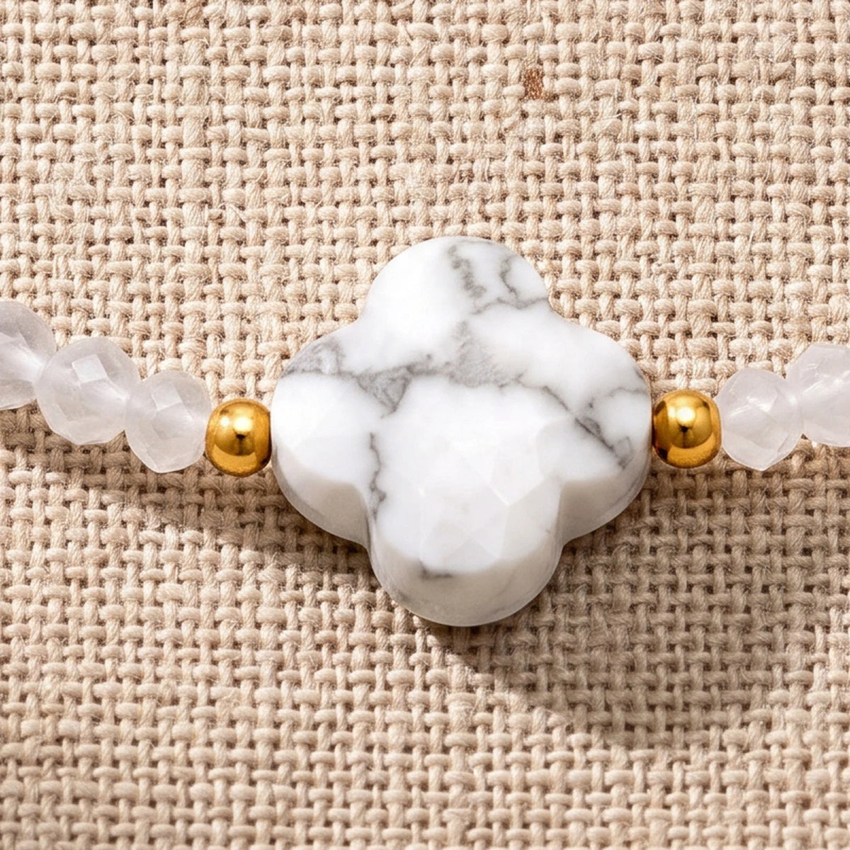 Gros plan sur le trèfle facetté du bracelet trèfle blanc TRÉFLIA®, perles de 3 mm et perles dorées