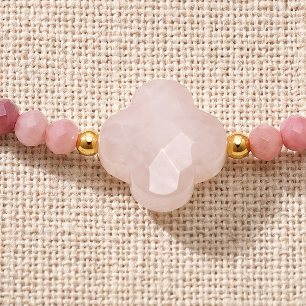 Gros plan sur le trèfle facetté du bracelet trèfle doré TRÉFLIA®, perles de 3 mm et perles dorées