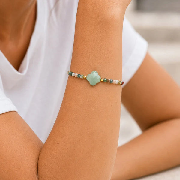 Bracelet trèfle femme TRÉFLIA® porté au poignet
