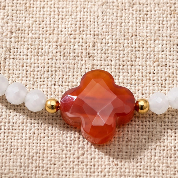 Gros plan sur le trèfle facetté du bracelet trèfle porte-bonheur TRÉFLIA®, perles de 3 mm et perles dorées