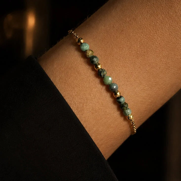 Bracelet turquoise africaine FILÉA® porté au poignet d'une femme