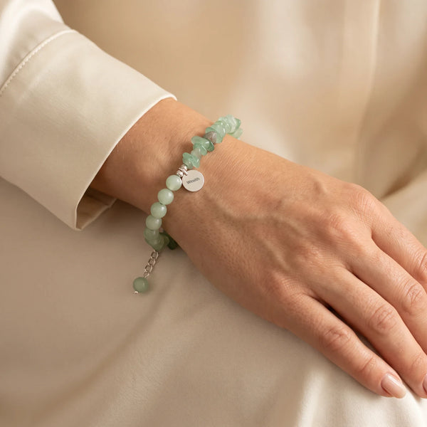 Bracelet pierre verte en aventurine porté par une femme, idée cadeau bijou naturel
