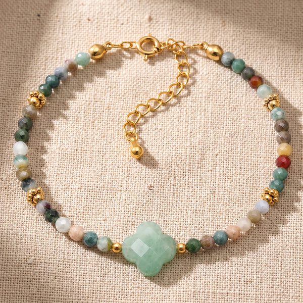 Bracelet pierre naturelle verte TRÉFLIA®, un trèfle d'aventurine verte et des perles d'agate indienne, chaîne dorée
