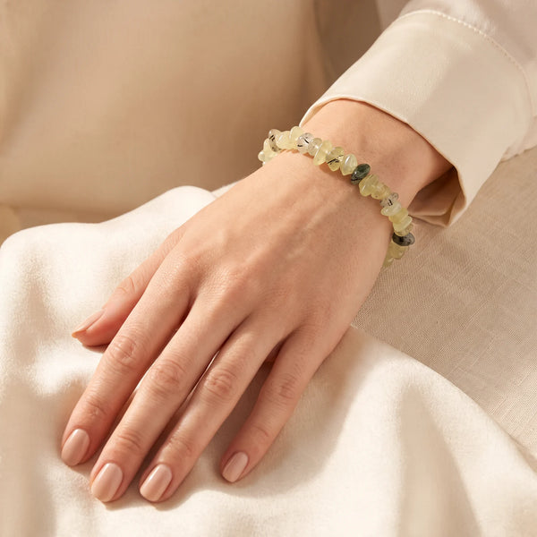 Bracelet préhnite porté par une femme, pépites de pierre naturelle vert tendre