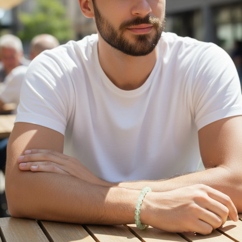 Bracelet Préhnite en pierre naturelle porté au poignet par un homme