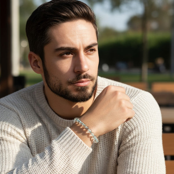 Bracelet Quartz à chlorite en pierre naturelle porté au poignet par un homme