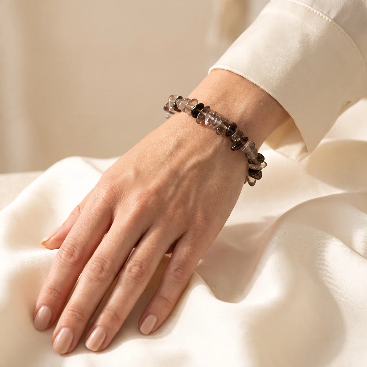 Bracelet quartz fumé pour femme, idée cadeau en pierre naturelle porté au poignet