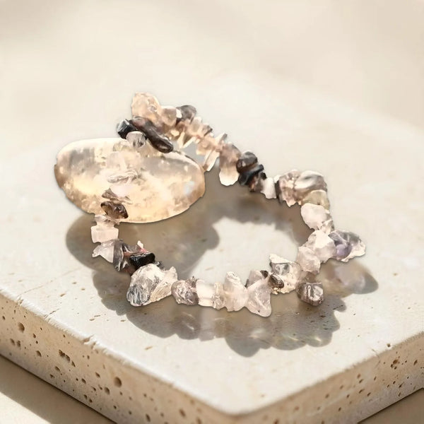 Bracelet quartz fumé en pépites avec une pierre roulée de quartz fumé, pierre de protection sur fond crème