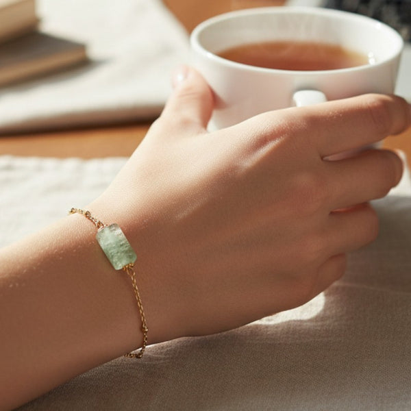 Bracelet Quartz Fuschite LINE® porté au poignet avec pierre verte naturelle