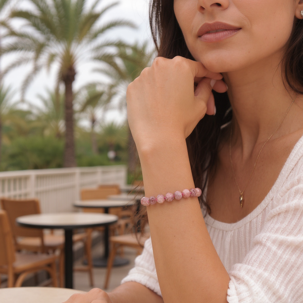 Bracelet Quartz hématoïde en pierre naturelle porté au poignet par une femme