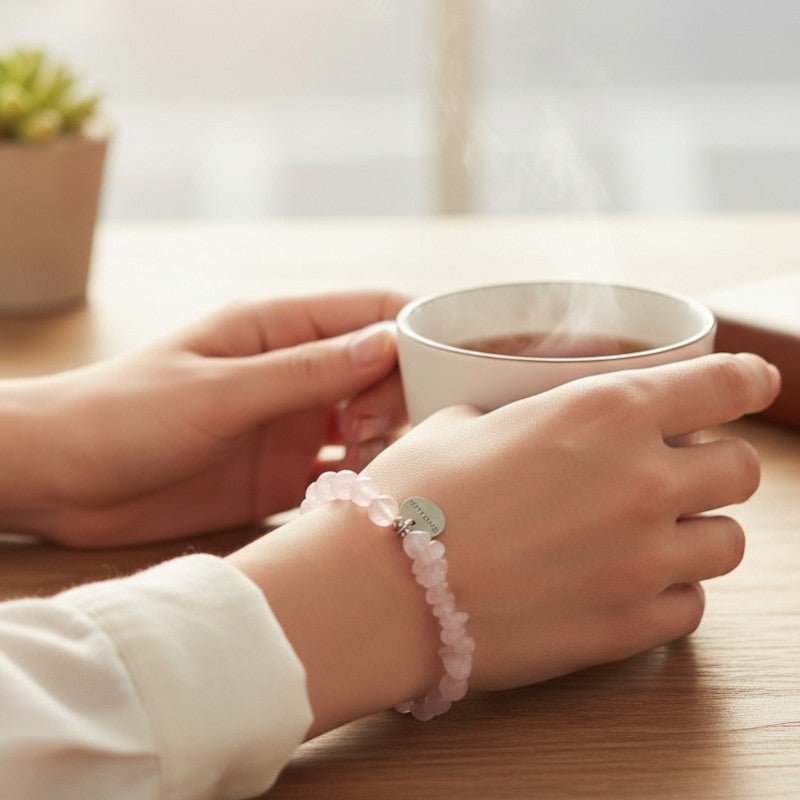 Bracelet Quartz rose DUO® porté au poignet avec pierre baroque et perles rondes