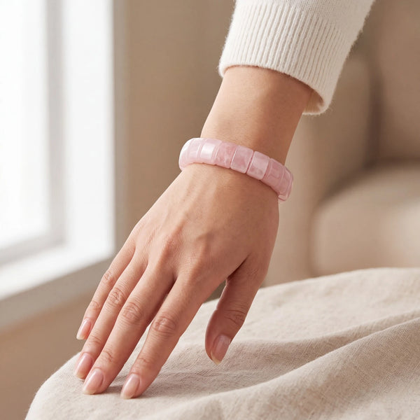 Bracelet quartz rose femme porté au poignet, plaques plates de pierre rose naturelle