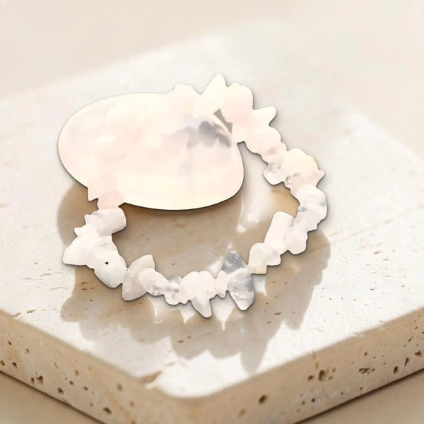 Bracelet quartz rose et pierre roulée rose pâle, vraie photo du bijou sur travertin