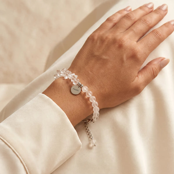 Bracelet quartz transparent en cristal de roche porté au poignet d'une femme