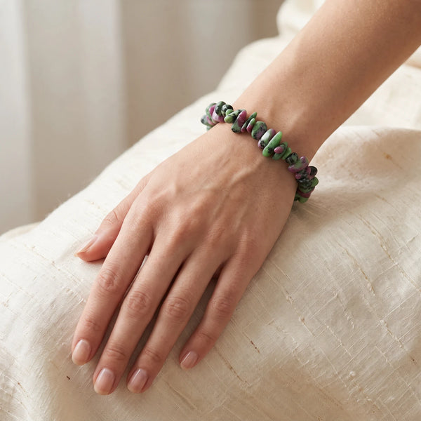 Bracelet rubis zoïsite porté par une femme, pierre naturelle verte et rose