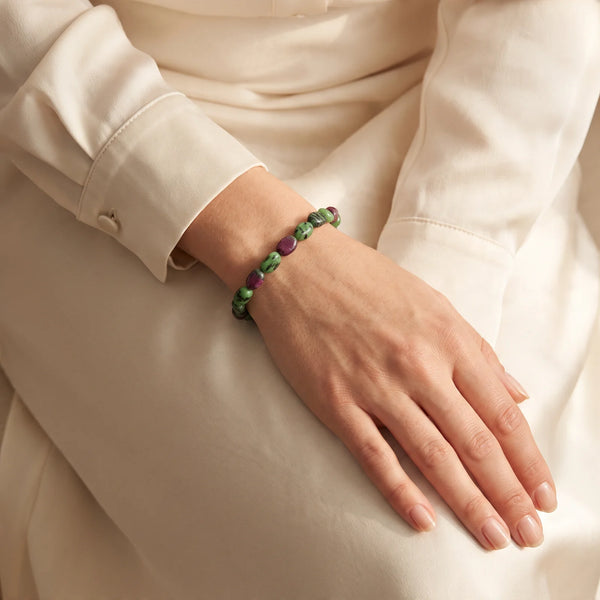 Bracelet rubis zoïsite porté par une femme, pierres roulées vert et rose au poignet
