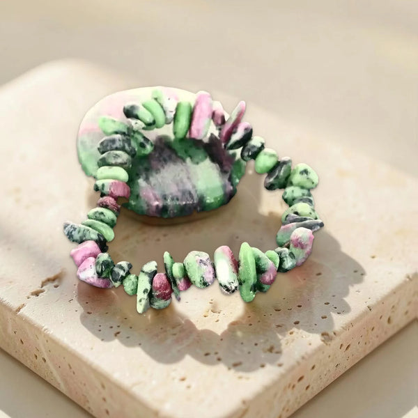 Bracelet rubis zoïsite vert et rose en pépites avec sa pierre roulée de rubis sur zoïsite