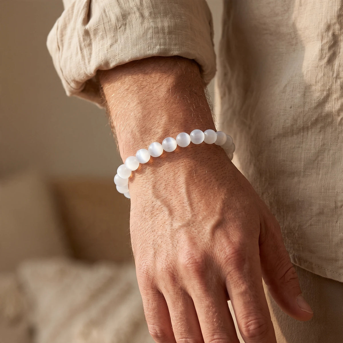 Bracelet sélénite homme perles 8 mm, pierre naturelle blanche portée au poignet, idée cadeau homme