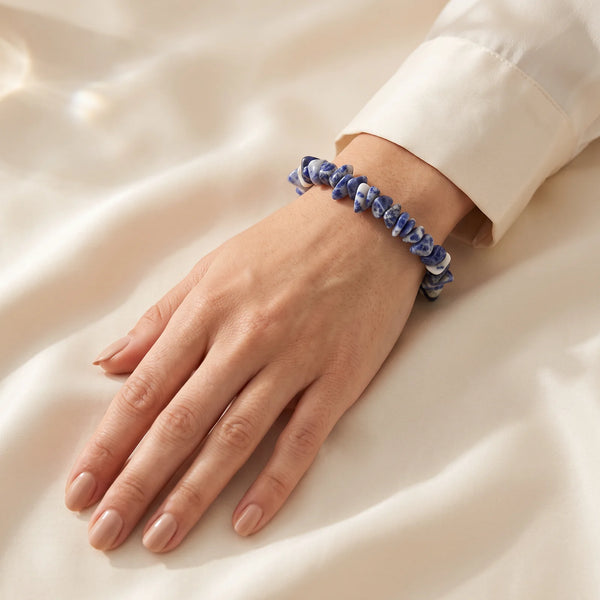 Bracelet sodalite baroque porté au poignet d'une femme, pierre bleu nuit naturelle