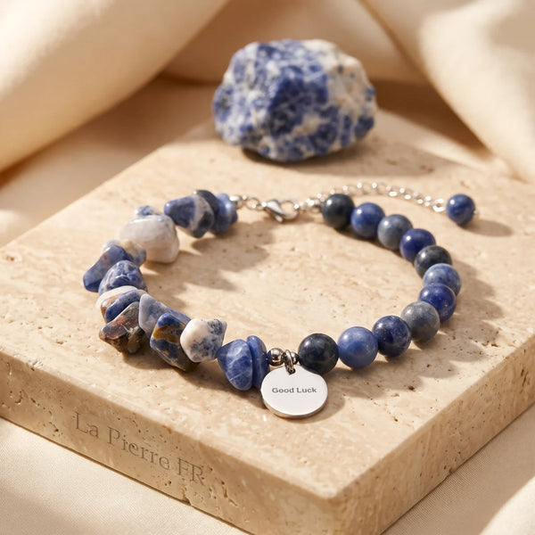 Bracelet sodalite DUO®, pierre baroque bleue et blanche et perles rondes sur chaîne argentée