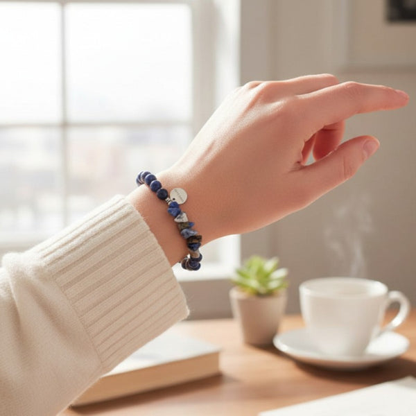 Bracelet Sodalite DUO® porté au poignet avec pierre baroque et perles rondes