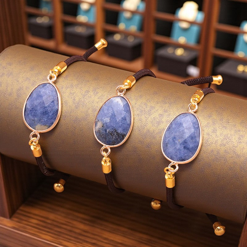 Bracelet Sodalite ÉCLIPSE® avec pierre naturelle ovale facettée sur cordon réglable