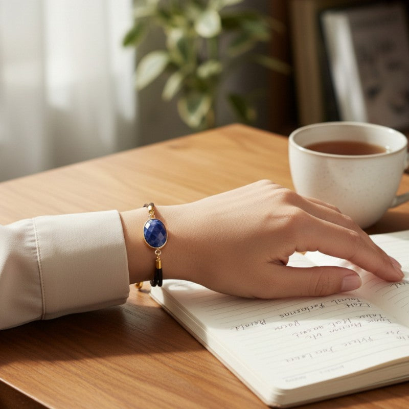 Bracelet Sodalite ÉCLIPSE® porté au poignet, bijou fin avec pierre ovale facettée