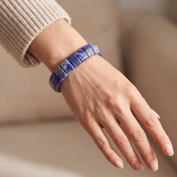 Bracelet sodalite femme en plaques plates bleu roi, porté au poignet