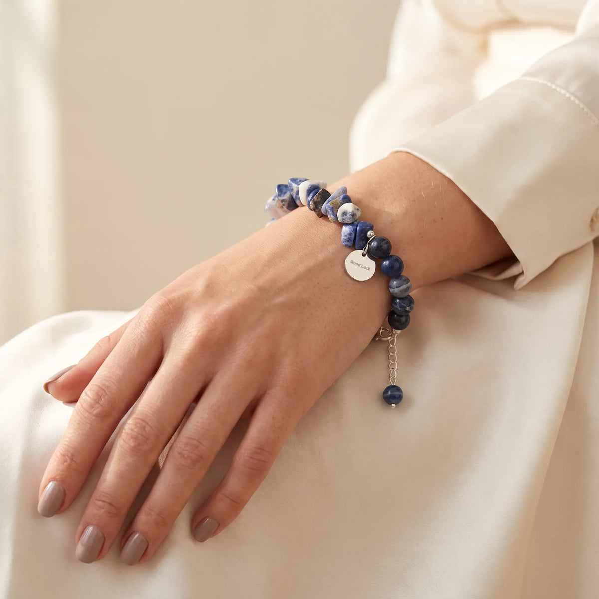 Bracelet pierre bleue en sodalite porté au poignet d'une femme, idée cadeau en pierre naturelle
