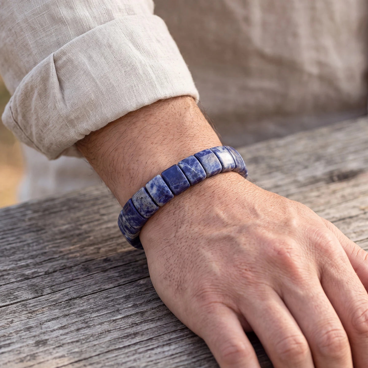Bracelet sodalite homme porté au poignet, plaques de 14 mm en pierre bleue naturelle